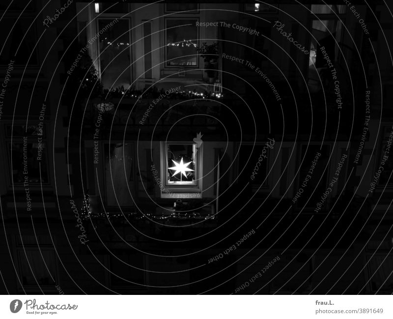 Es weihnachtet sehr Fenster Stern Weihnachten & Advent Dekoration & Verzierung Weihnachtsdekoration glänzend Kitsch Weihnachtsstern Lichterkette Fassade Balkone