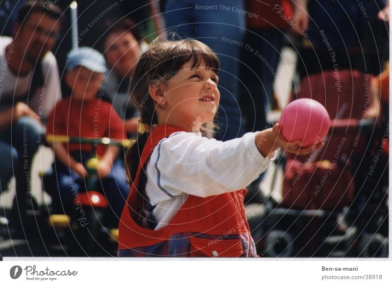 Mädchen Kind Erwartung Spielen Nahaufnahme Sommer Frau Ball Kieler Woche