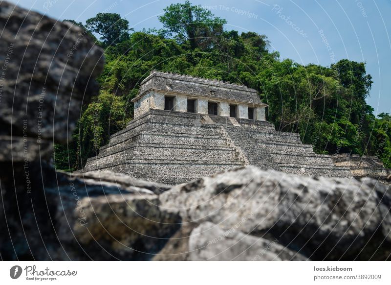 Tempel der Inschriften hinter einer Ruinenmauer an der archäologischen Maya-Stätte in Palenque, Chiapas, Mexiko antik Tourismus reisen Stein Pyramiden