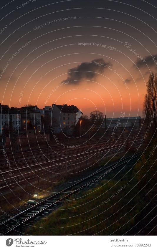 Abend an der Beusselbrücke abend abends berlin beusselbrücke. beusselstraße dunkelheit dämmerung eisenbahn feierabend ferne gleis gleise himmel horizont