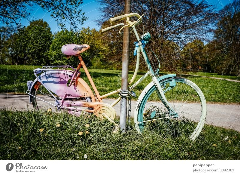 Regenbogen-Fahrrad angekettet regenbogenfarben Regenbogenfahrrad Regenbogenflagge Regenbogenfahne Farbfoto Ferien & Urlaub & Reisen Farbe Homosexualität