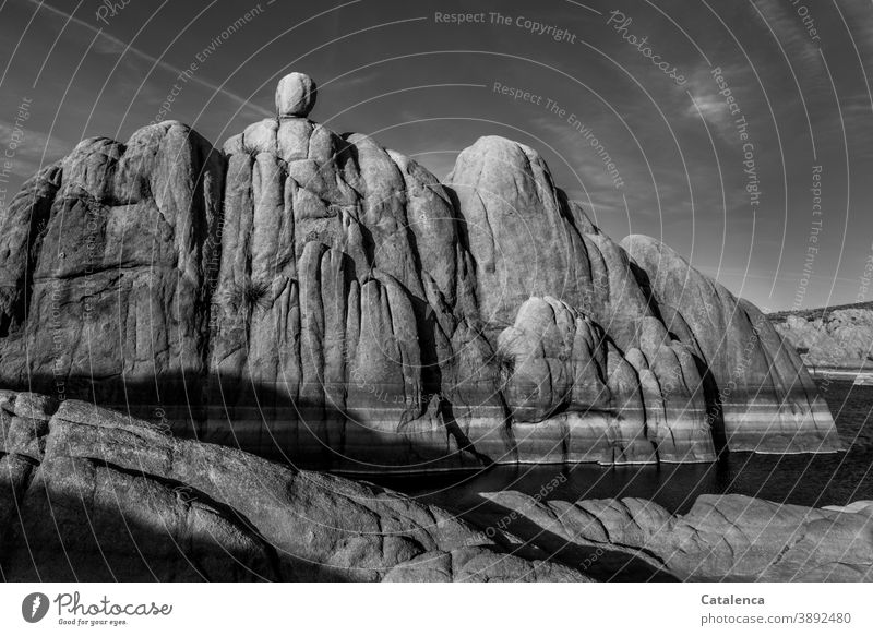 Gesteinsformation; ich sehe eine sitzende Figur Felsen Stein Himmel Schwarz/Weiss Außenaufnahme Landschaft Tag Natur Tageslicht Felsformation Erosion