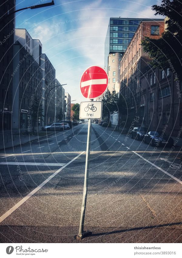 frei Straße Straßenverkehr Straßenkreuzung Straßennamenschild Verkehr Verkehrswege Verkehrszeichen Verkehrsschild Verkehrssicherheit Strassenschild Zeichen