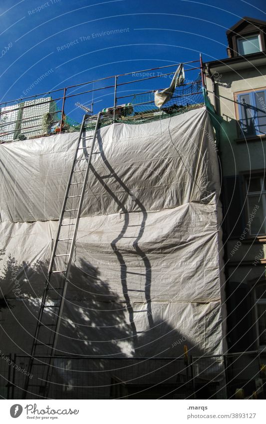 Außenstellenleiter Leiter Baugerüst Plane Schatten Faltenwurf Wolkenloser Himmel Geborgenheit Abdeckung Baustelle Haus Gerüst