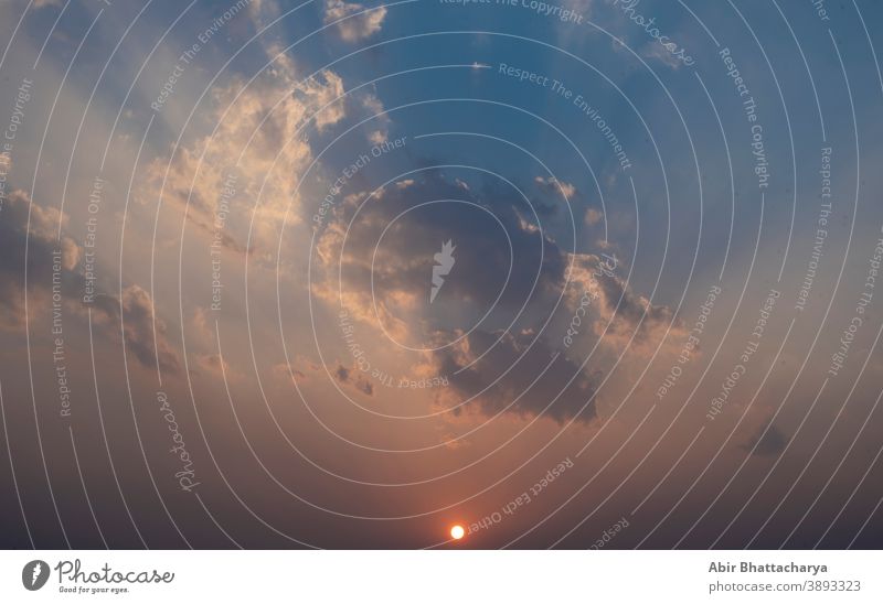 Schöne Wolken ziehen während des Sonnenuntergangs am Nachmittag am roten und bläulichen Himmel umher. Indische Landschaft und Himmel. abstrakt Air Hintergrund