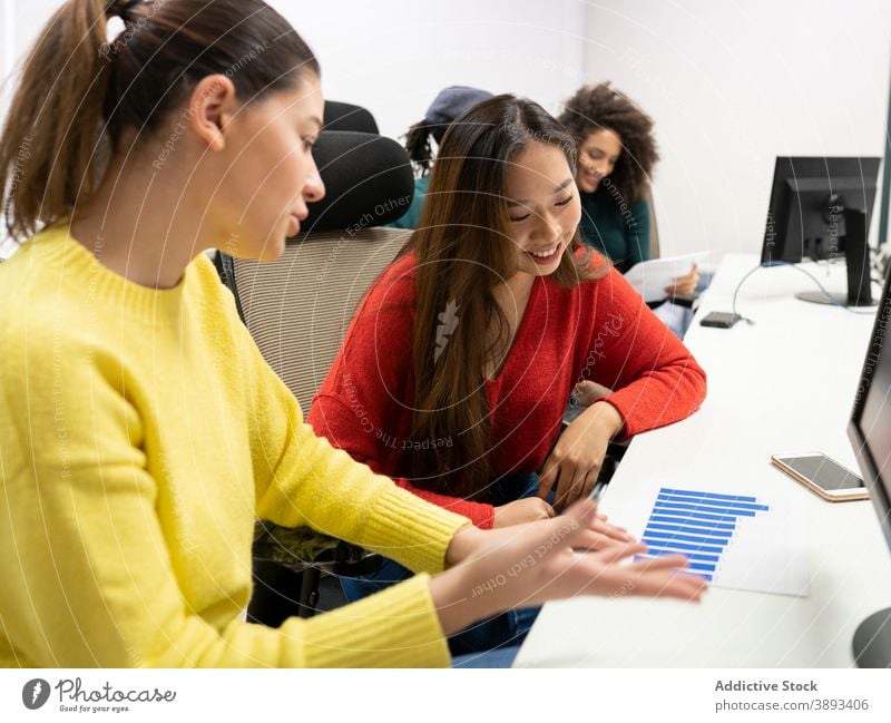 Junge Kolleginnen besprechen Charts im Büro Kollege Arbeit Diagramm diskutieren lässig positiv Frauen Business Zusammensein Arbeitsplatz Mitarbeiterin