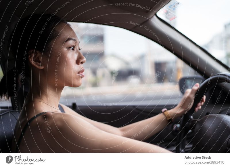 Ethnische Frau fährt Auto in der Stadt Laufwerk PKW Fahrer Straße Großstadt Konzentration Fokus Automobil ethnisch asiatisch Taichung Taiwan modern urban jung