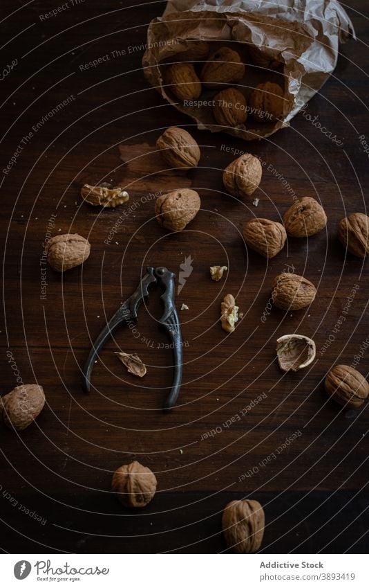 Walnüsse und Nussknacker auf Holztisch Walnussholz Nut Kernel Panzer Lebensmittel Haufen Riss Bestandteil natürlich ganz roh essbar Ernährung Mahlzeit Snack