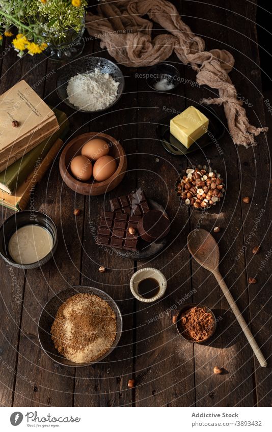 Zutaten für Gebäckrezept mit Schokolade und Haselnüssen Bestandteil Haselnuss süß verschiedene Kulisse Lebensmittel vorbereiten backen Küche kulinarisch Butter