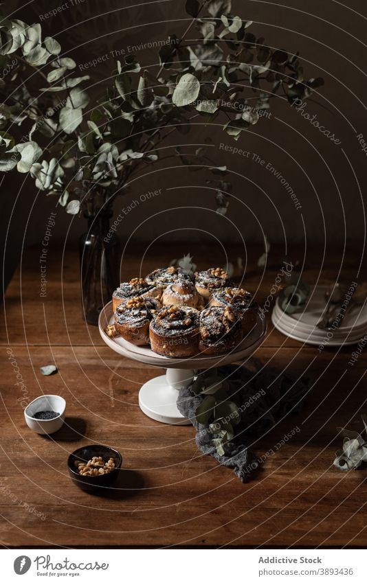 Süße Brötchen mit Mohn auf Holztisch rollen süß Dessert gebacken Gebäck selbstgemacht Lebensmittel Tisch lecker geschmackvoll Mahlzeit appetitlich schmackhaft