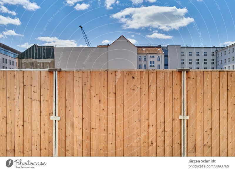 Bauzaun in Berlin Mitte, Building fence in Berlin Mitte Stadt Tag cityscape Urban Building Fence Street view day no people ohne Menschen