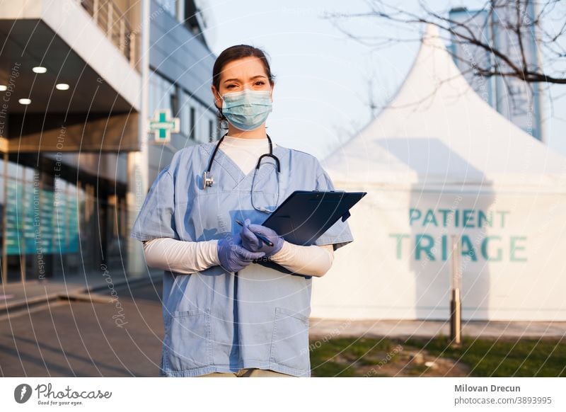 Porträt einer müden, erschöpften kaukasischen NHS-Schlüsselärztin vor einer Klinik oder einem Krankenhaus 2019-ncov Unterstützung Krankenwagen Bewertung Pflege