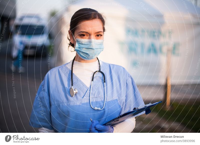 Porträt eines sehr müden und erschöpften Arztes des britischen NHS auf der Intensivstation vor dem Krankenhaus 2019-ncov Unterstützung Krankenwagen Bewertung