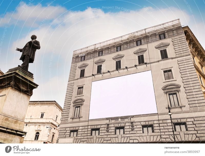 Leere Werbetafel auf dem Gerüst der Fassade eines alten Gebäudes unter Restaurierung Plakatwand Werbung Schild Palast Restauration blanko weiß Attrappe antik