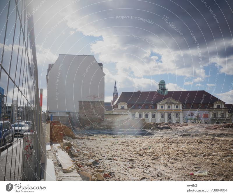 Freie Fläche Altstadt Gebäude Kleinstadt Mauer Hinterhof Altbau Vergangenheit Verfall Vergänglichkeit Abrissromantik abrissreif Architektur Sonnenlicht