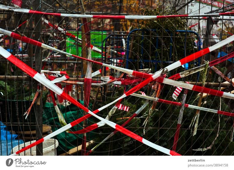 Weihnachtsbäume hinter Flatterband baum nadelbaum weihnachtsbaum christbau advent weihnachtszeit netz verpackung verschnürt verpackt transport festgebunden gurt