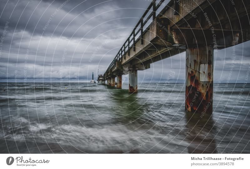 Wind und Wellen an der Seebrücke Zinnowitz / Insel Usedom Ostsee Tauchglocke Wetter Himmel Wolken Wasser Landschaft Natur Tourismus Ferien & Urlaub & Reisen