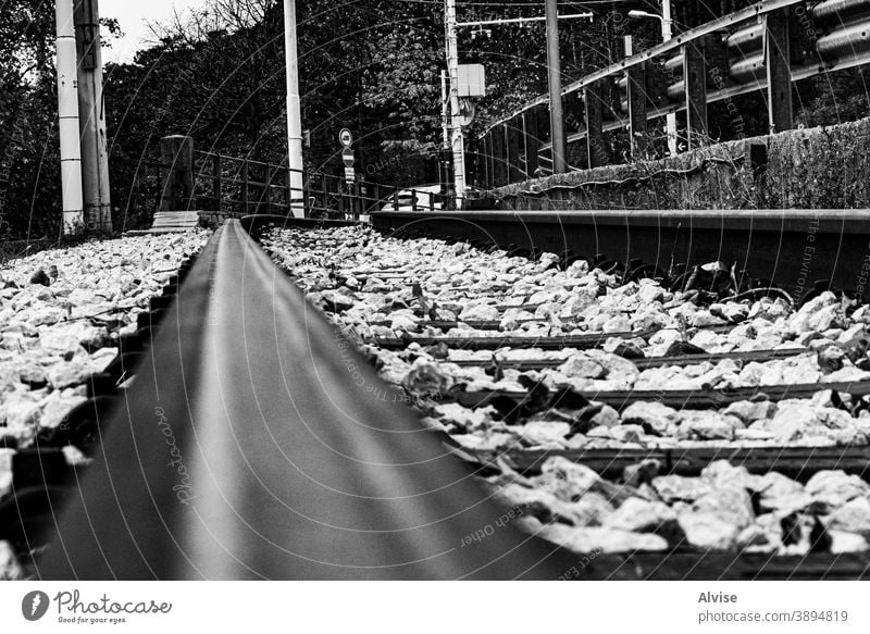 alte Eisenbahnstraße Italienisch Großstadt Straße Transport Verkehr Triest Schiene Architektur Tag reisen historisch mediterran Strandpromenade adriatisch