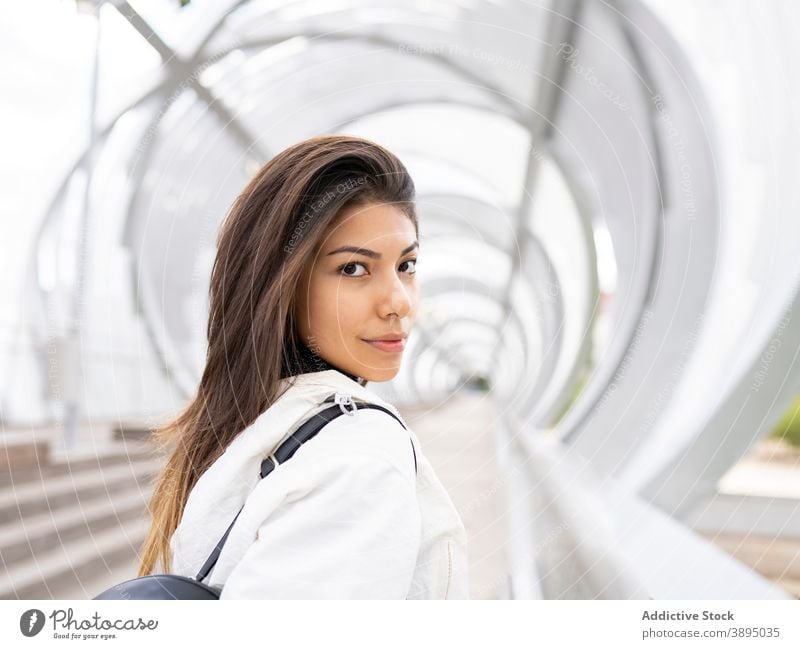 Nachdenkliche Frau steht auf einem Steg Brücke besinnlich nachdenken nachdenklich einsam träumen jung wehmütig Latein ethnisch hispanisch trendy modern Stil