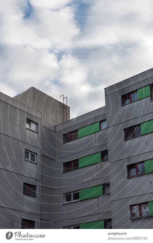 Leiter auf dem Dach eines Mehrfamilienhauses antik Appartement architektonisch Architektur Hintergrund Gebäude Herausforderung Großstadt Stadtleben Aufstieg