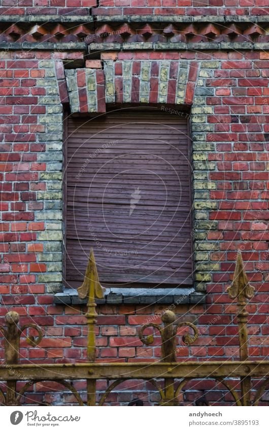 Ein Mauerwerk bricht aus dem Fensterrahmen heraus Verlassen antik Antiquität Appartement Architektur Baustein gebrochen Gebäude Gebäudeschäden Konstruktion Riss