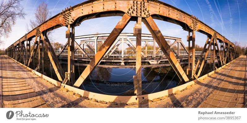 Panoramablick auf die Mainbrücke am Spätherbsttag Bogen Architektur Herbst blau Brücke Konstruktion Tag Regie Europa Abend fallen Fußweg industriell