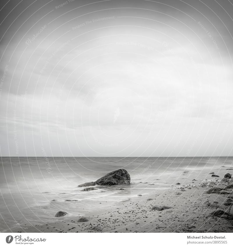 Fels im seichten Ostssewasser Ostsee Baltic Meer sea welle wave woge water sand strand beach weiss weiß White blau blue grün green himmel sky wolke cloud ruhe