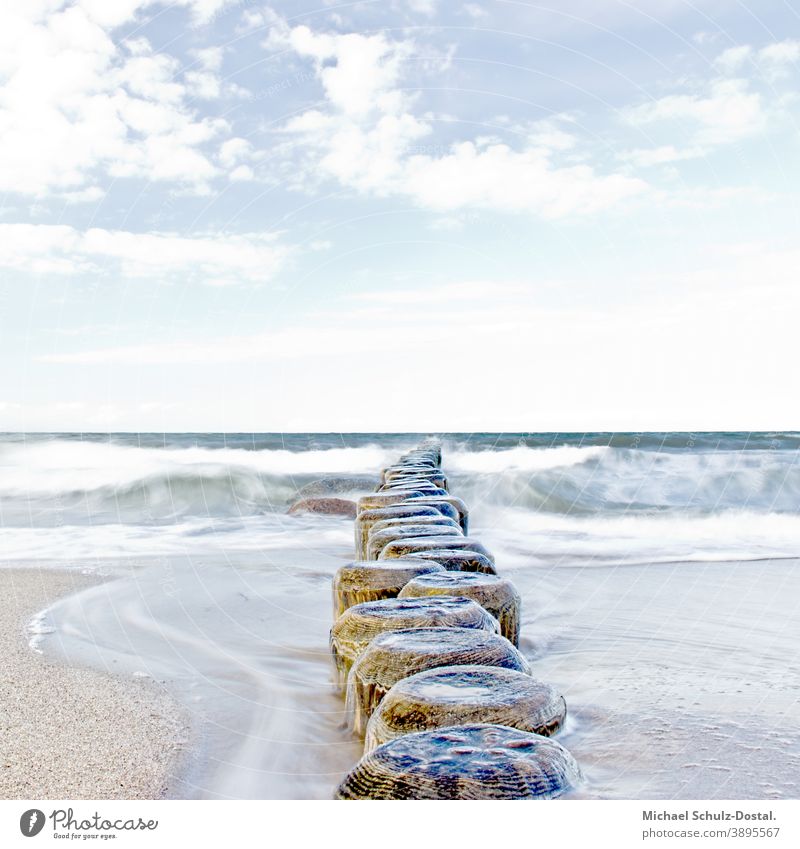 Buhnen am Ostseestrand Baltic Meer sea welle wave woge wasser water sand beach weiss weiß White blau blue grün green himmel sky wolke cloud ruhe calm Erholung