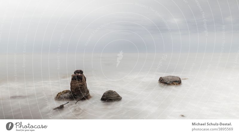 Drei Felsen im ruhigen Ostseewasser Baltic Meer sea welle wave woge water sand strand beach weiss weiß White blau blue grün green himmel sky wolke cloud ruhe