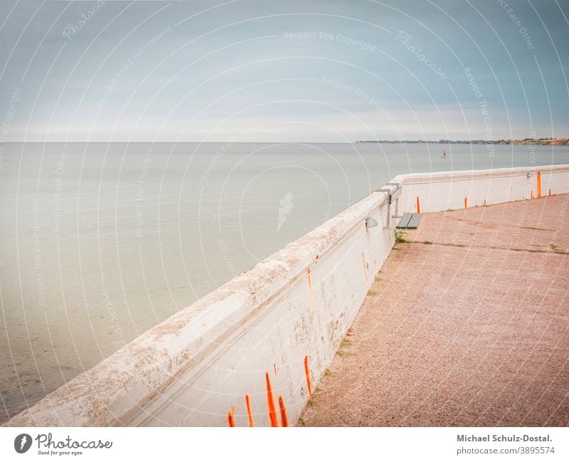 Kaimauer mit Meereshintergrund Ostsee Baltic sea welle wave woge wasser water sand strand beach weiss weiß White blau blue grün green himmel sky wolke cloud