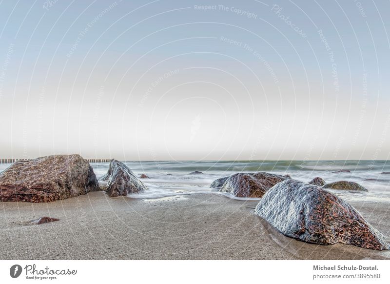 Felsen am Ostsseestrand Ostsee Baltic Meer sea welle wave woge wasser water sand beach weiss weiß White blau blue grün green himmel sky wolke cloud ruhe calm