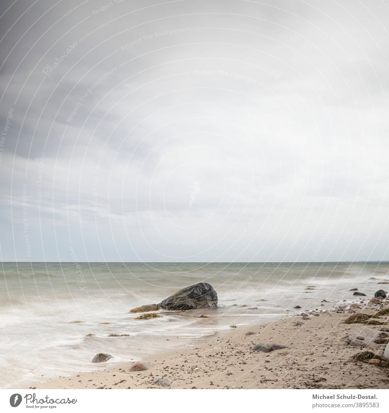 einsamer Stein am Ostseestrand Baltic Meer sea welle wave woge wasser water sand beach weiss weiß White blau blue grün green himmel sky wolke cloud ruhe calm