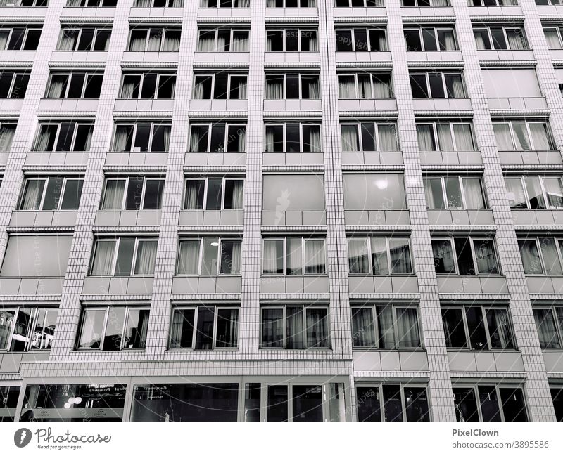 Urbanes Leben Wohnung Architektur Plattenbau Hochhaus Stadt Fassade Fenster Außenaufnahme Bauwerk Häusliches Leben Haus