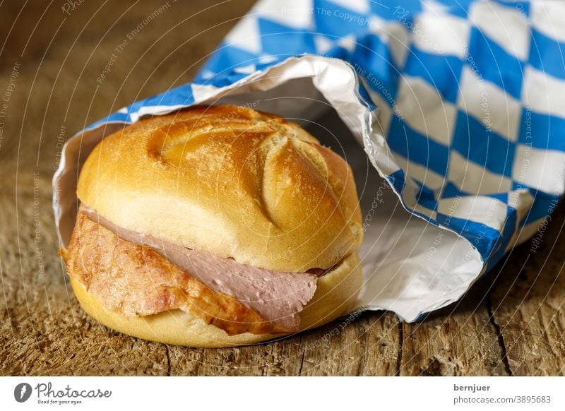 bayerisches Fleischbrot auf dunklem Holz Fleischlaib Senf Brötchen Bayern frisch lecker gebacken Nahaufnahme Essen Sandwich Brot Laib Snack Deutsch knusprig