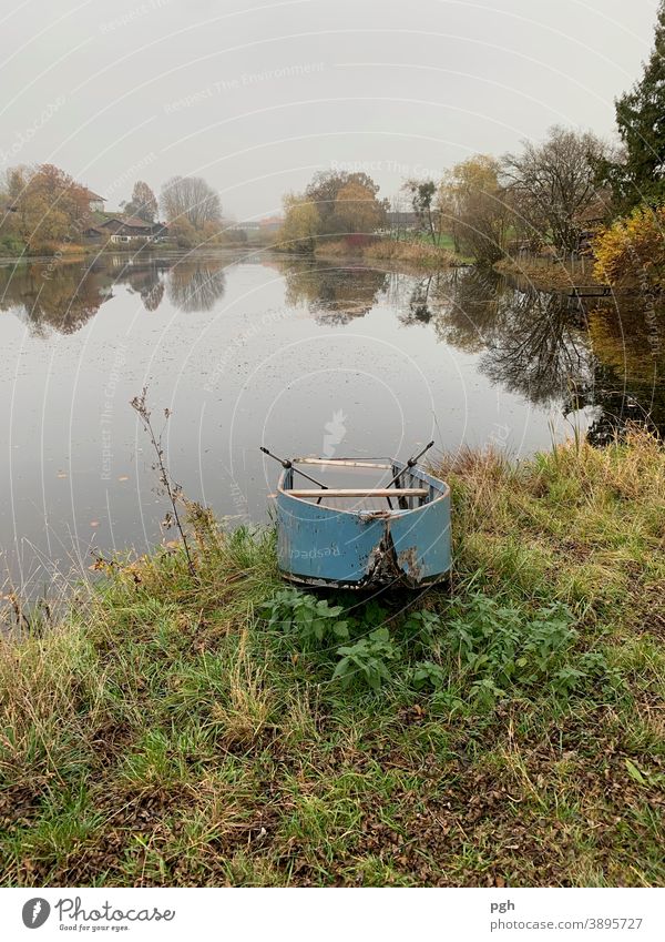 Herbstlich am Weiher mit verlassenem Ruderboot Dorf Landwirtschaft Bayern Starnberger See Nebel Bauernhof Boot alt