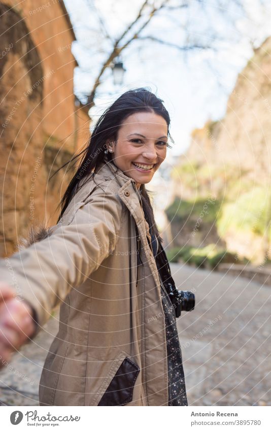 Junge Touristin hält ihren Freund in der "Cuesta del rey chico" in der Nähe der "La Alhambra" Granada, Spanien Frau hübsch 30s 30-35 Jahre Menschen