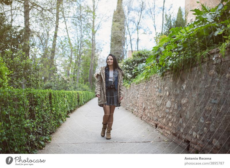 Glückliche hübsche Frau beim Fotografieren in La Alhambra, Granada. in voller Länge Straße Tourist 30s 30-35 Jahre Menschen Nur eine Frau Person Frauen