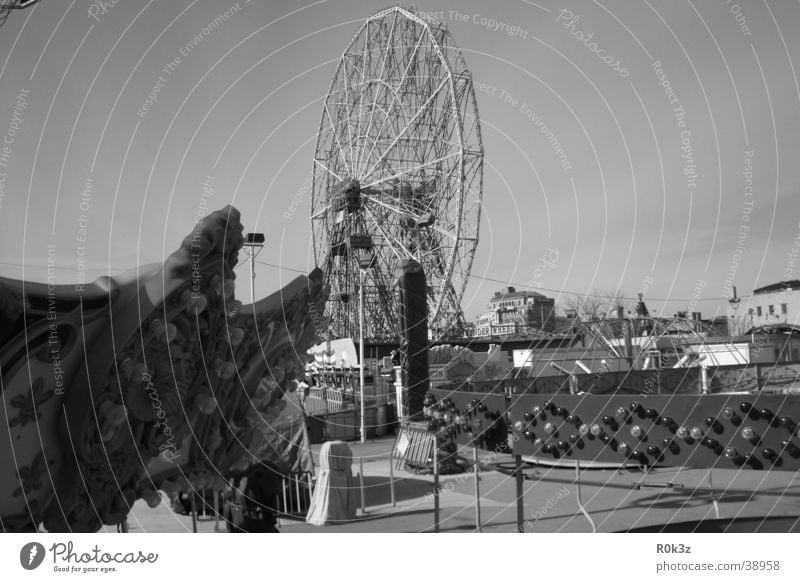 lost Vergnügungspark Riesenrad Jahrmarkt Freizeit & Hobby Coney Island Schwarzweißfoto Einsamkeit kirmis