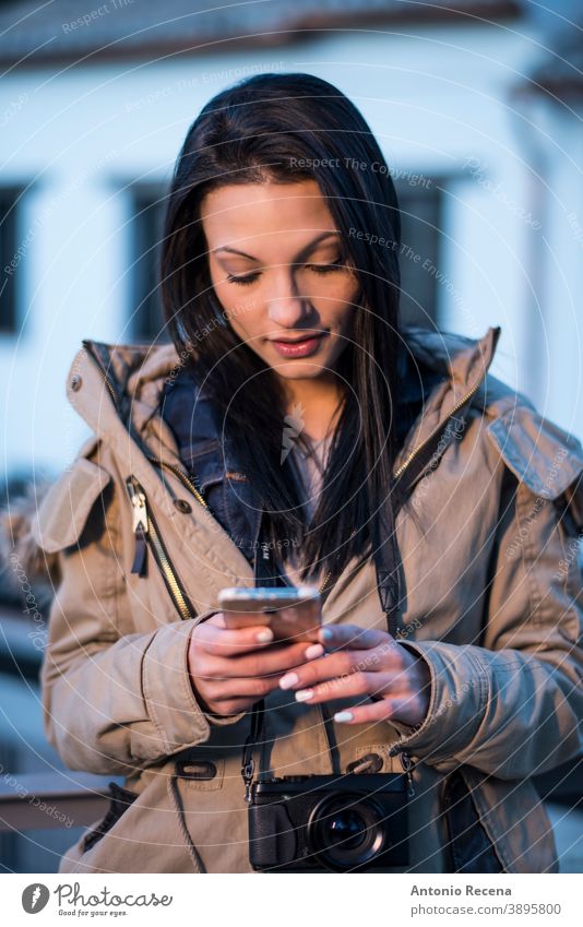 Hübsche Touristin in der Dämmerung konsultiert ihr Telefon Frau Granada hübsch 30s 30-35 Jahre Menschen Nur eine Frau Person Frauen Lebensstile attraktiv