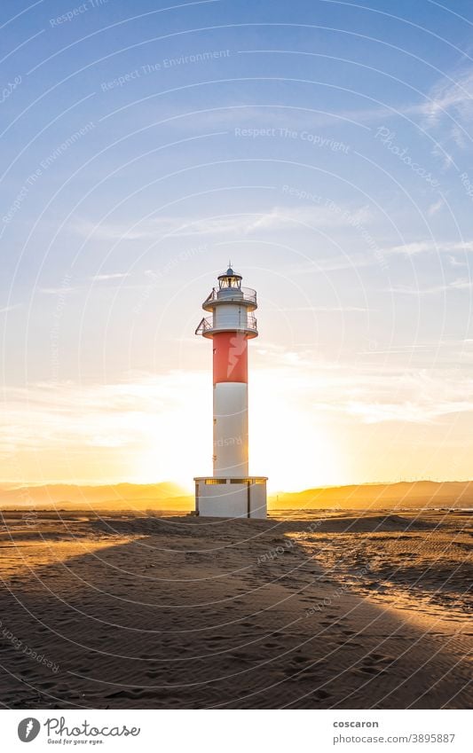 Leuchtturm Fangar bei Sonnenuntergang, Delta del Ebro, Tarragona, Spanien Architektur trocken Hintergrund Strand schön blau Gebäude Katalonien Cloud Wolken