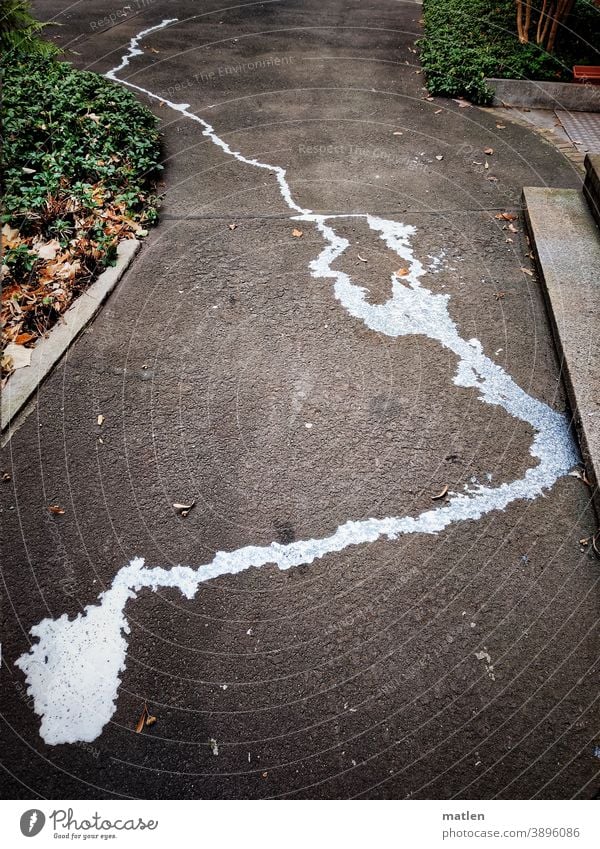 Ausgelaufen Runtergefallen Umgekippt Milch Weiss Farbe Asphalt Spur Malheur Menschenleer Farbfoto