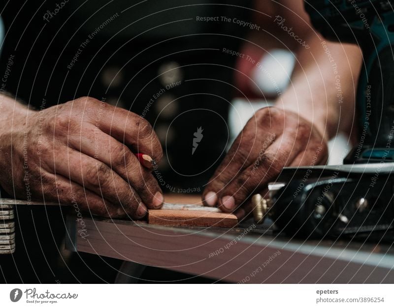 Hände bei der Arbeit arbeitende Hände Arbeiterhände Bootsbauer schmutzige Hände Messung Nahaufnahme Handwerk Handwerker Kunsthandwerker Handwerkskunst