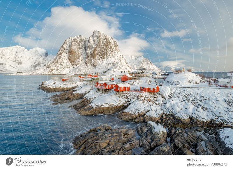 Hamnoy auf den Lofoten Hamnøy Skandinavien Norwegen Reine Norwegenurlaub Sehenswürdigkeit Reinefjorden Winter Schnee Insel Siedlung Fischerdorf Rorbuer Fjord