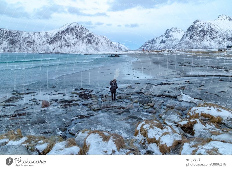 Skagsanden Beach Strand Lofoten Norwegen Skandinavien Winter Meer Nordmeer Felsen Landschaft Fotografieren Mann Schnee Berge Eis Frost Außenaufnahme