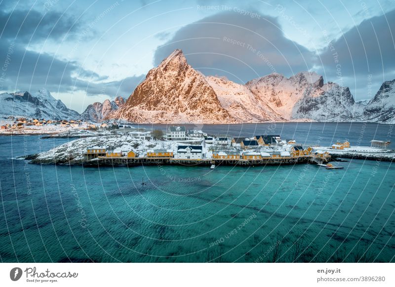 Sakrisoy auf den Lofoten Sakrisøy Norwegen Insel Fjord Berge Winter Schnee Urlaub Reise Meer Küste Nordmeer Skandinavien Rorbuer Fischerdorf Dorf Hüttenferien