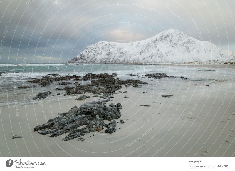 Skagsanden Beach Strand Lofoten Norwegen Skandinavien Winter Meer Nordmeer Felsen Landschaft Schnee Berge Eis Frost Außenaufnahme Ferien & Urlaub & Reisen Natur