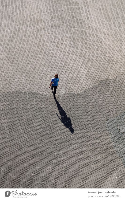 Touristen auf der Straße beim Besuch der Stadt Bilbao, Spanien Tourismus Person Menschen menschlich Fußgänger Schatten Silhouette im Freien Großstadt besuchen