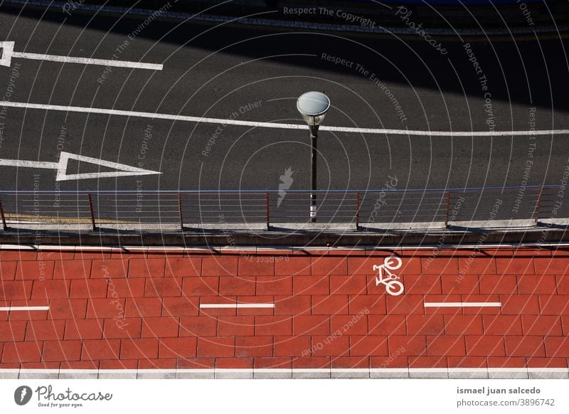 Fahrrad-Verkehrszeichen auf der Straße in der Stadt Bilbao, Spanien Ampel Zyklus Fahrradsignal signalisieren Verkehrsgebot Ermahnung Großstadt Verkehrsschild