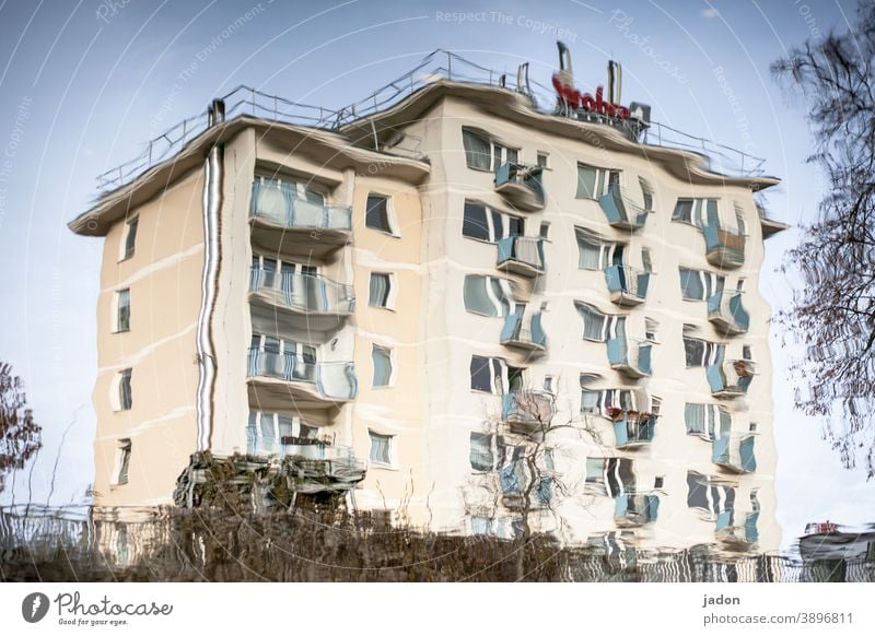 wackelkandidat. Haus Architektur Gebäude Fenster Außenaufnahme Bauwerk Menschenleer Stadt Häusliches Leben Hochhaus Balkon Spiegelung Spiegelung im Wasser