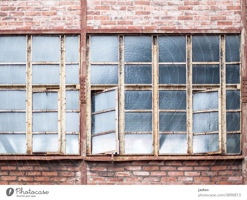 lüftungsmanagement (mit optimierungspotenzial). Fenster geöffnet offen Außenaufnahme Häusliches Leben Farbfoto Fabrikgebäude Haus querlüften Lüftung Fassade